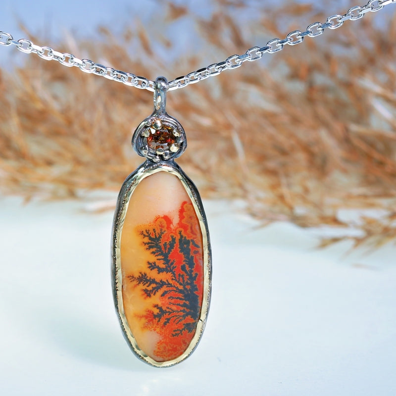 Necklace with oval dendritic agate and sphene