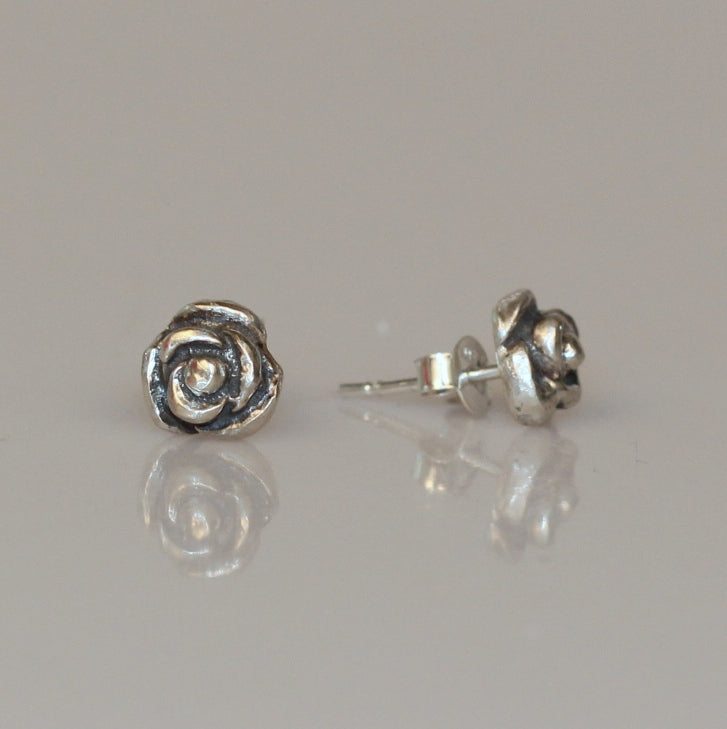 Flowers stud earrings shaped rose