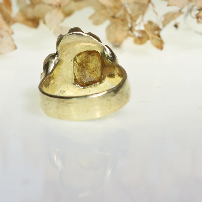 Gold ring with yellow Umba sapphire "Heart"