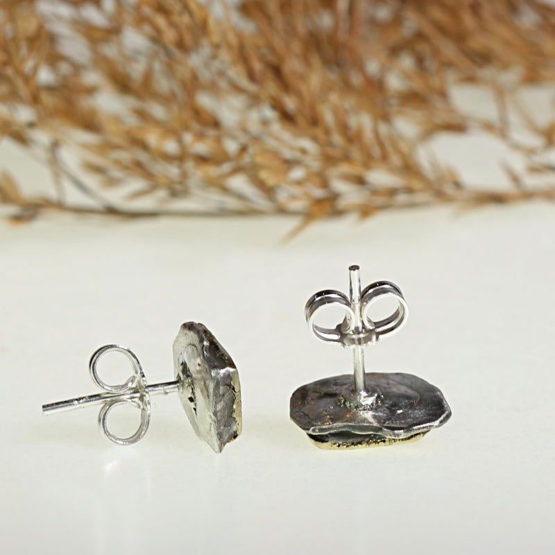 Stud earring with geometric garnet rhodolite