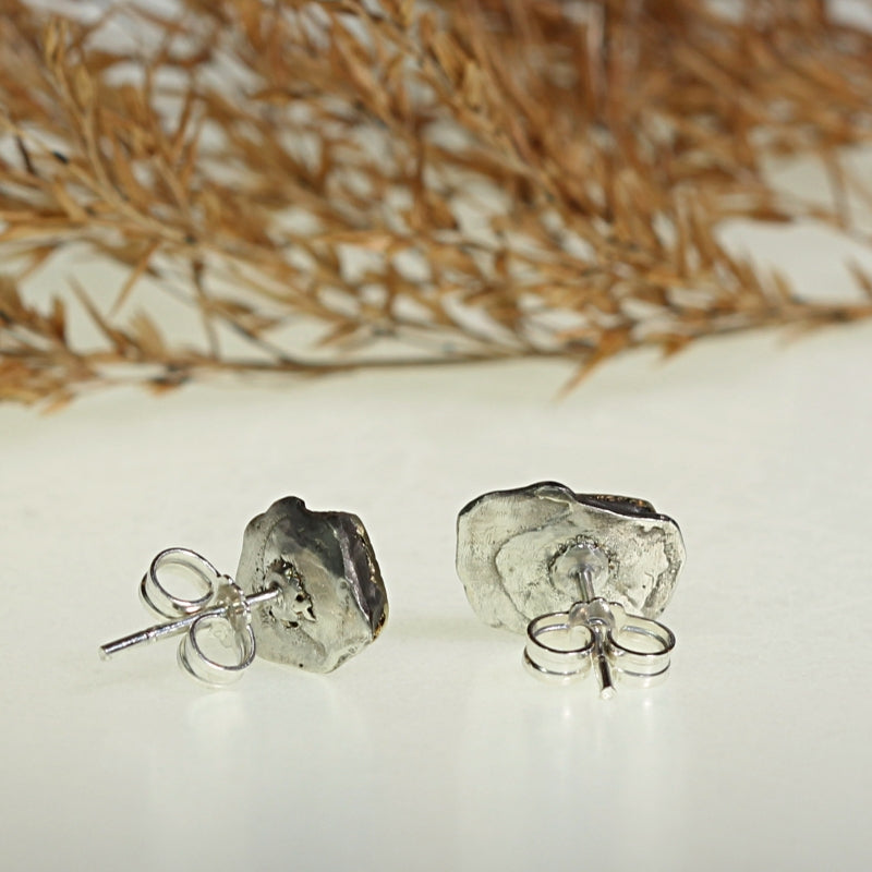 Stud earring with geometric garnet rhodolite