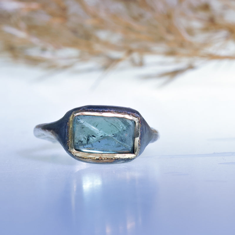Ring with blue tourmaline and knot for good luck