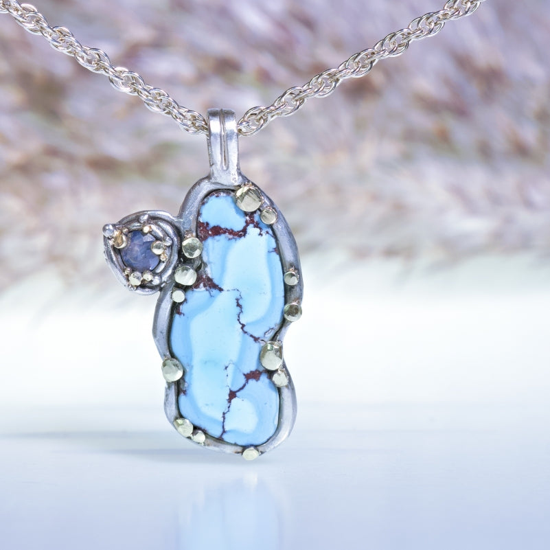 Long necklace with turquoise and sapphire