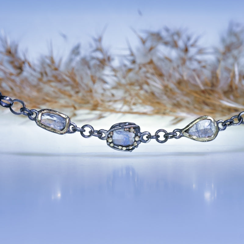 Bracelet with five moostones