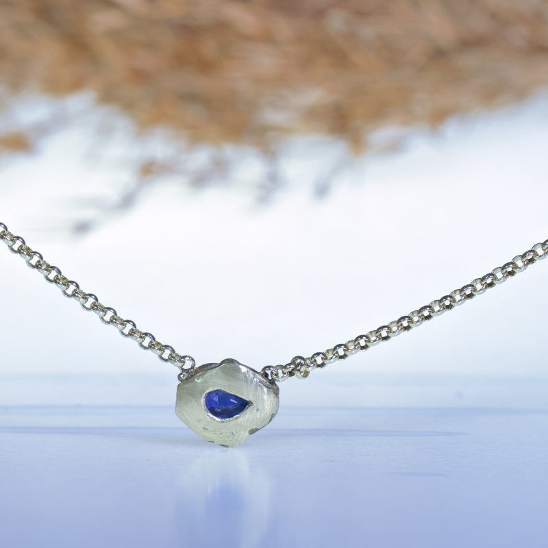 Gold necklace with blue Kashmir sapphire
