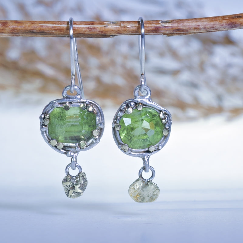 Hanging earrings with peridot and gold pendant