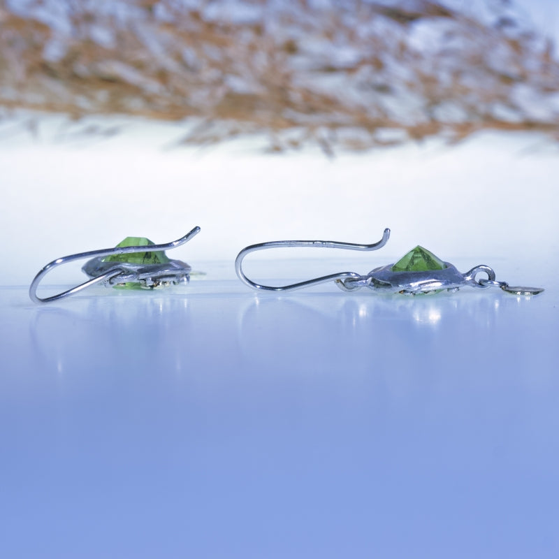 Hanging earrings with peridot and gold pendant