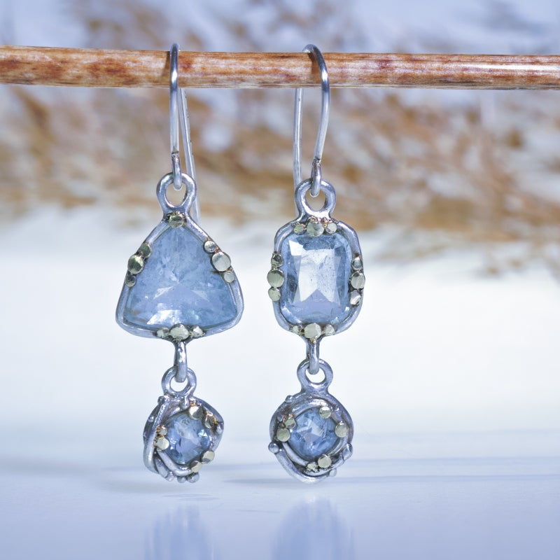 Hanging earrings with four aquamarine
