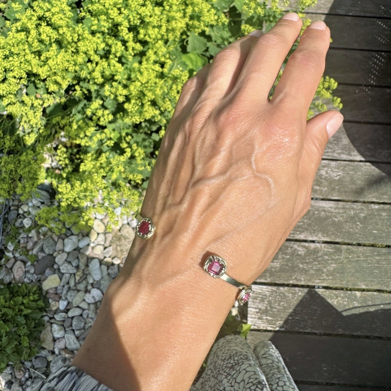 Gold bracelet with three pink tourmalines