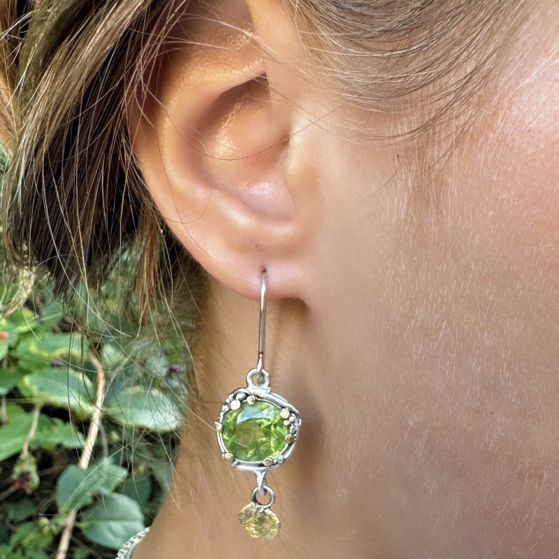 Hanging earrings with peridot and gold pendant