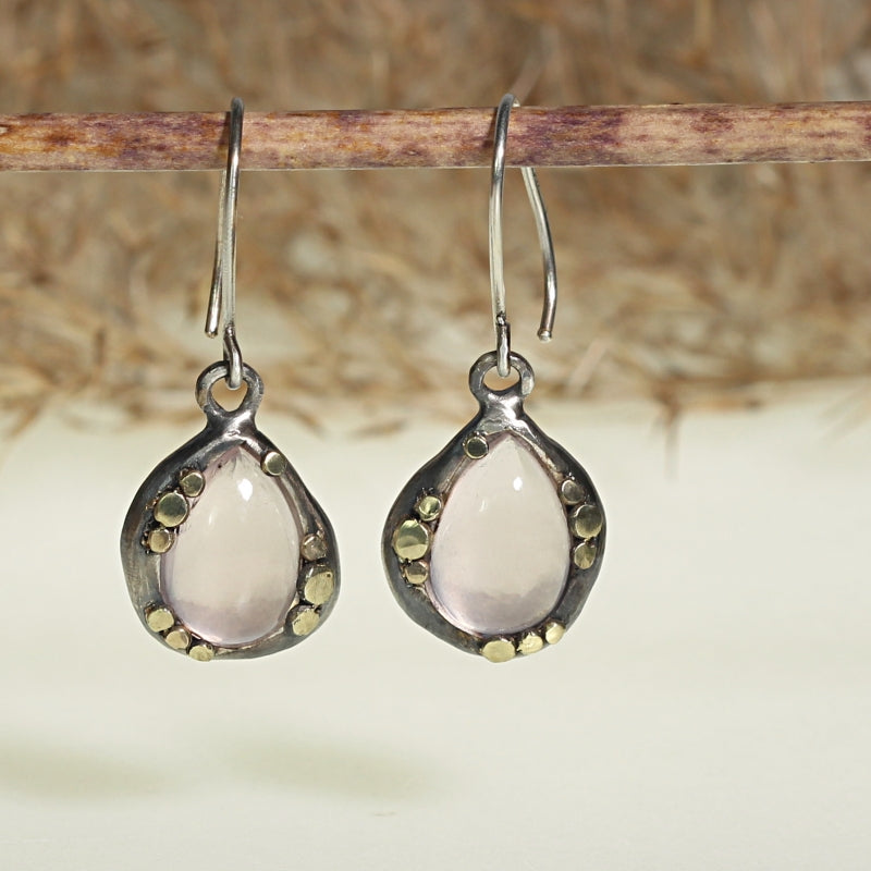 Hanging earrings with rose quartz with gold dots