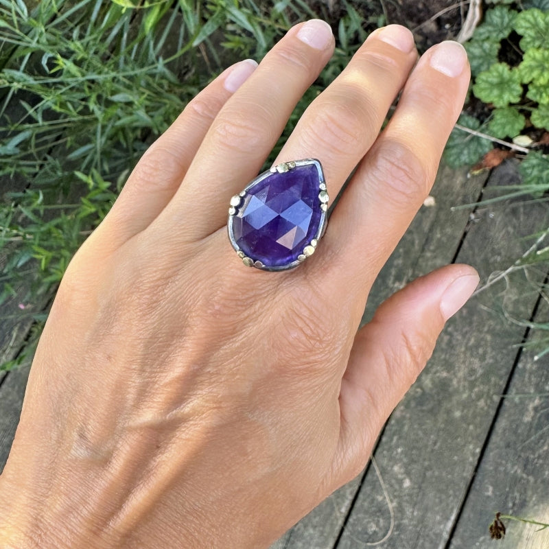 Ring with big pear shape amethyste