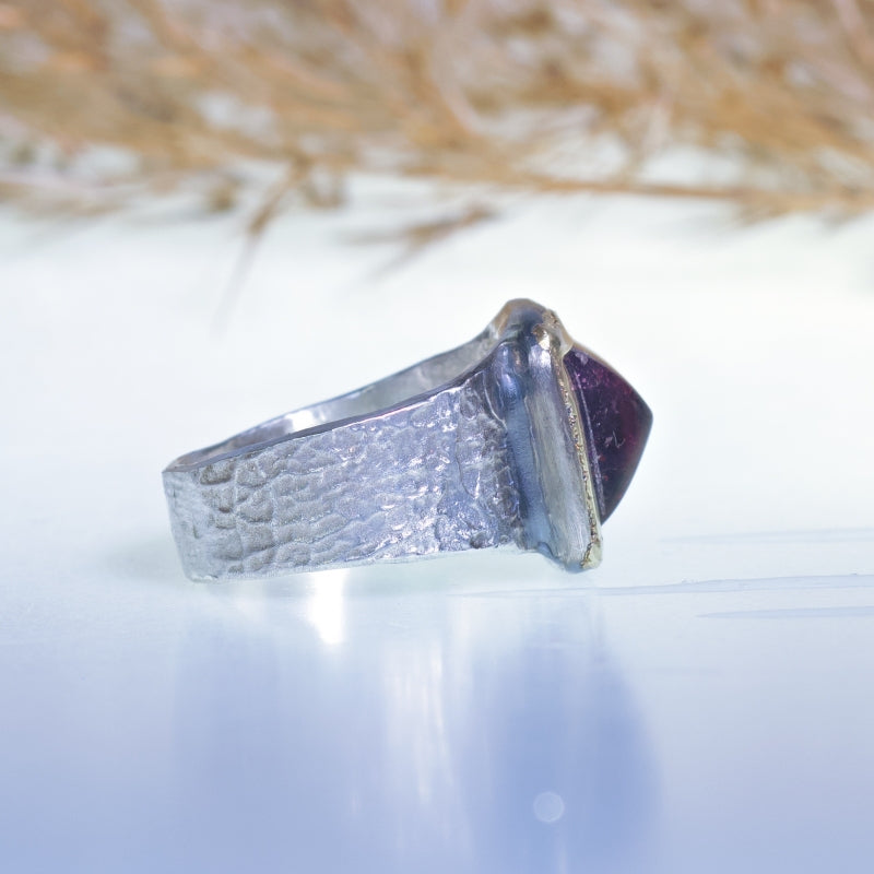 Ring with sugar loaf pink tourmaline
