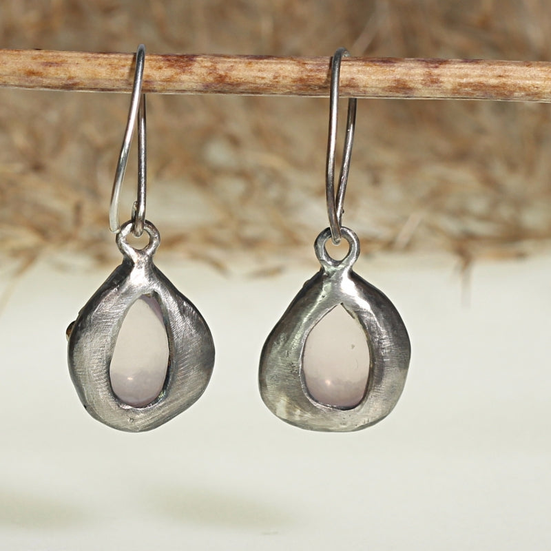 Hanging earrings with rose quartz with gold dots