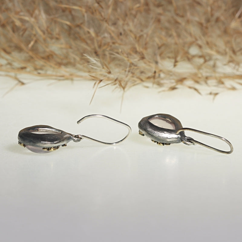 Hanging earrings with rose quartz with gold dots
