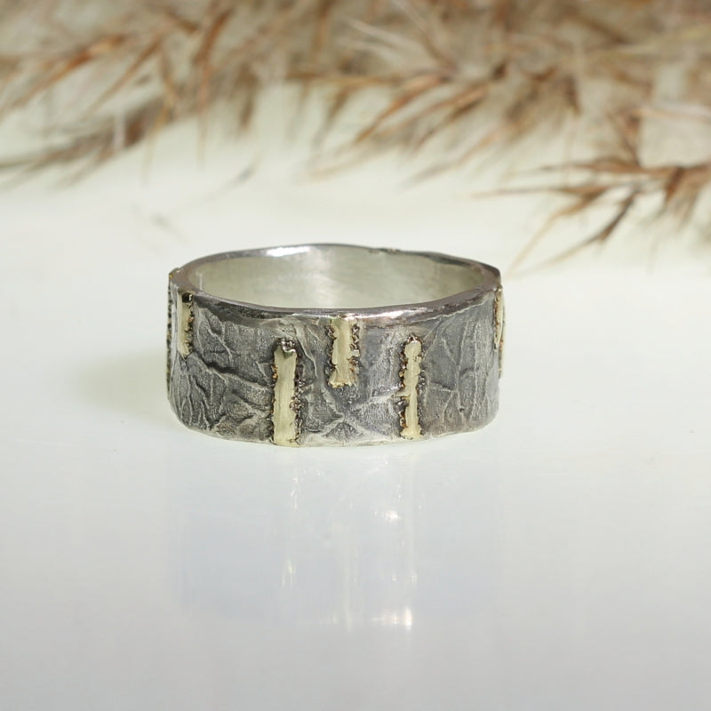 Ring with structured band a gold lines