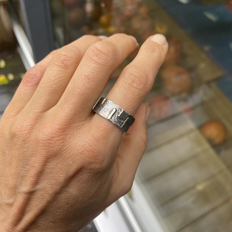 Ring with structured band a gold lines
