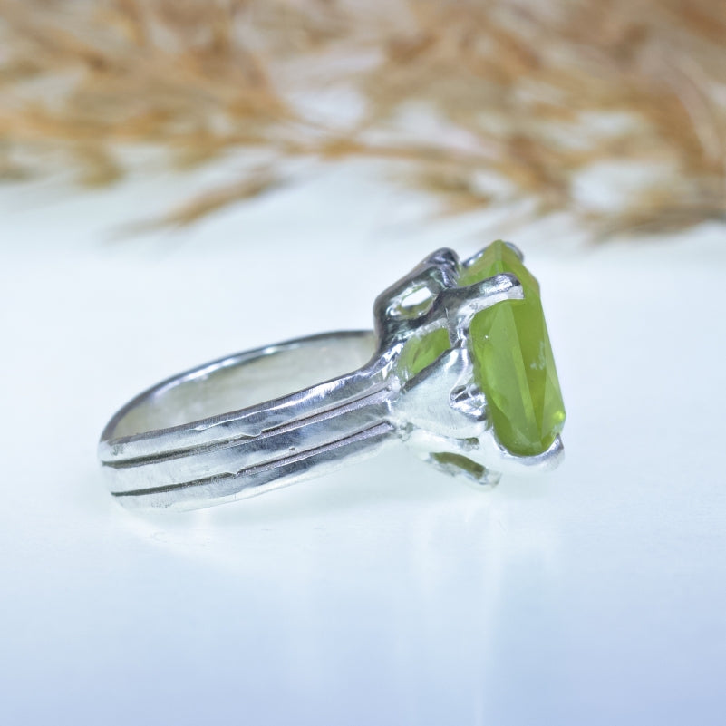 Ring with big peridot and four hearts