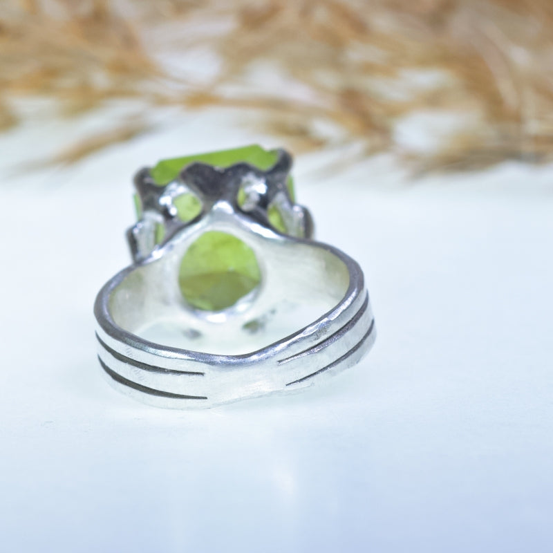 Ring with big peridot and four hearts