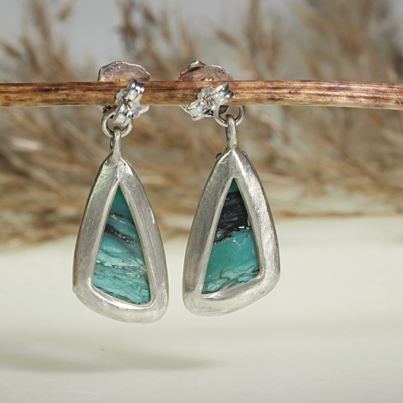 Stud earrings with big gem silica