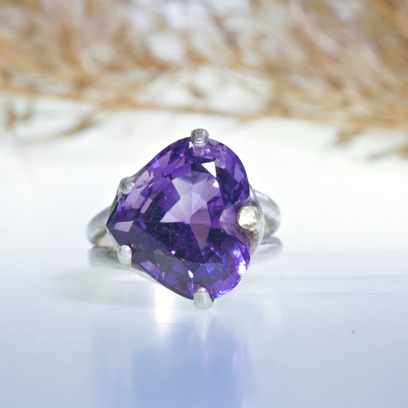 Ring with big amethyst in heart shape