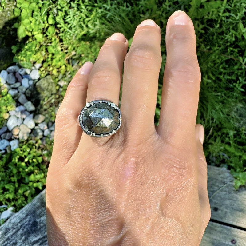 Ring with “golden stone”: pyrite in quartz and gold dots