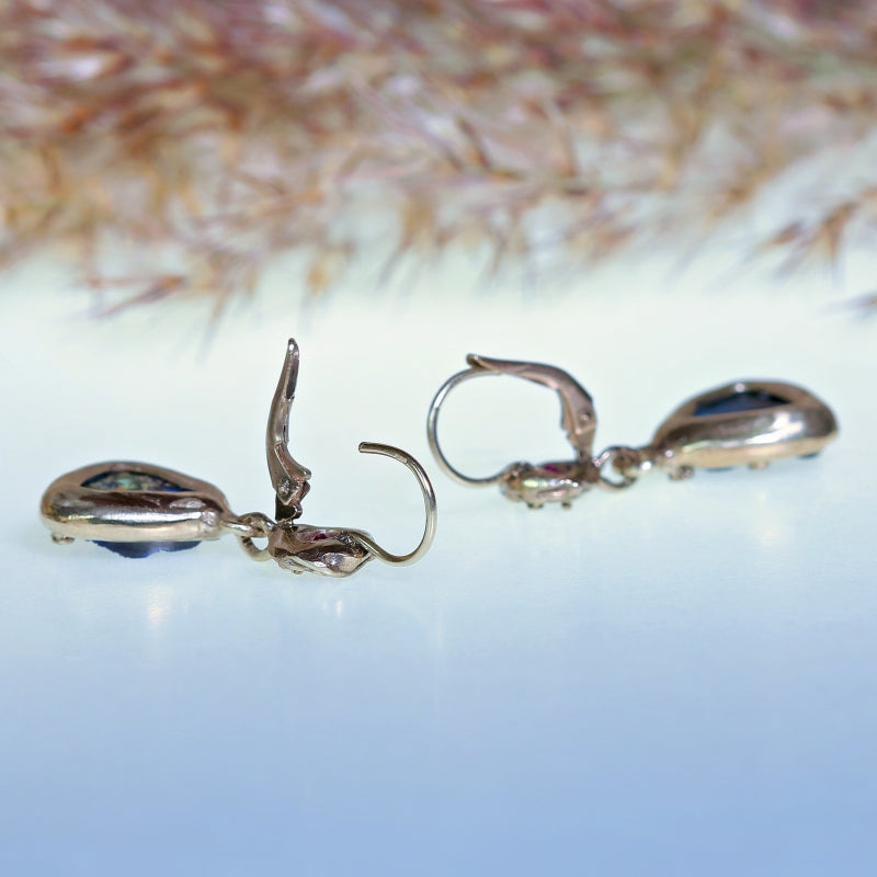 White gold earrings with crystalline azurite and sapphire