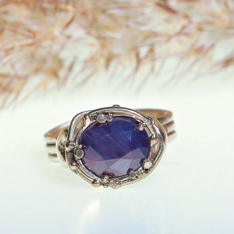 White gold ring with sapphire from Kashmir
