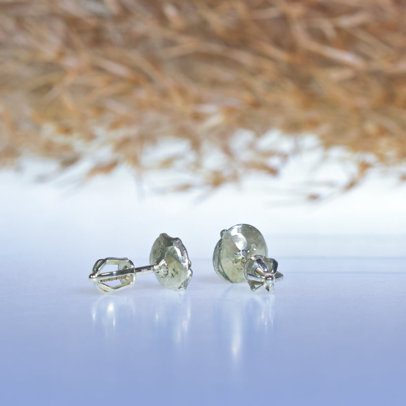 Gold stud earrings with blue Kashmir sapphire