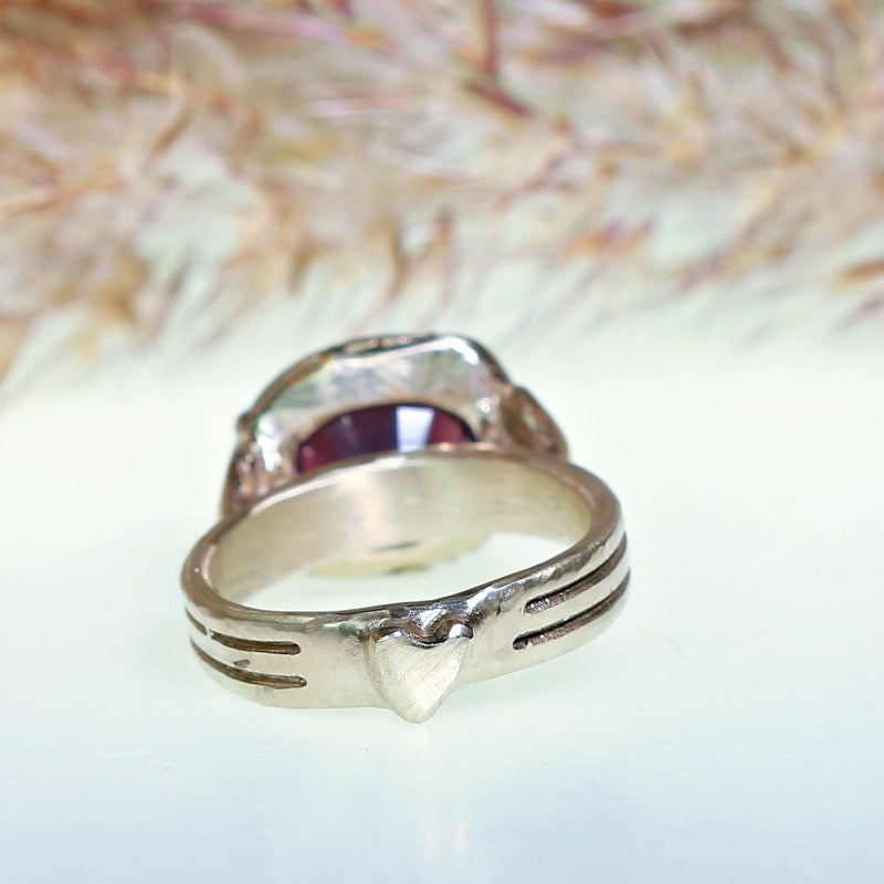 White gold ring with sapphire from Kashmir