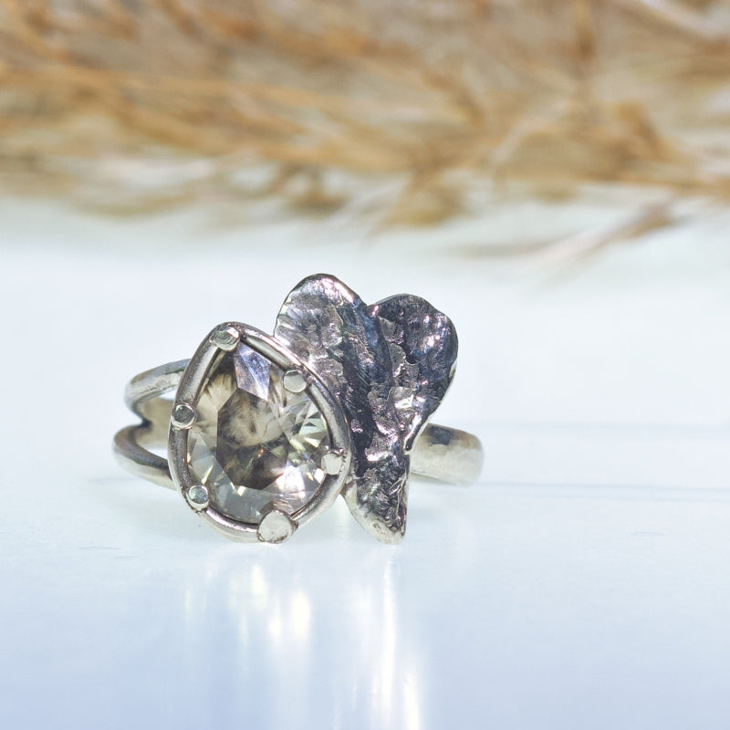 White gold ring with zircon and heart
