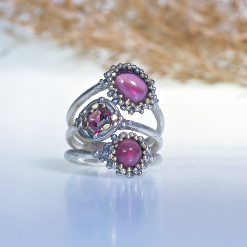 Ring with three garnets