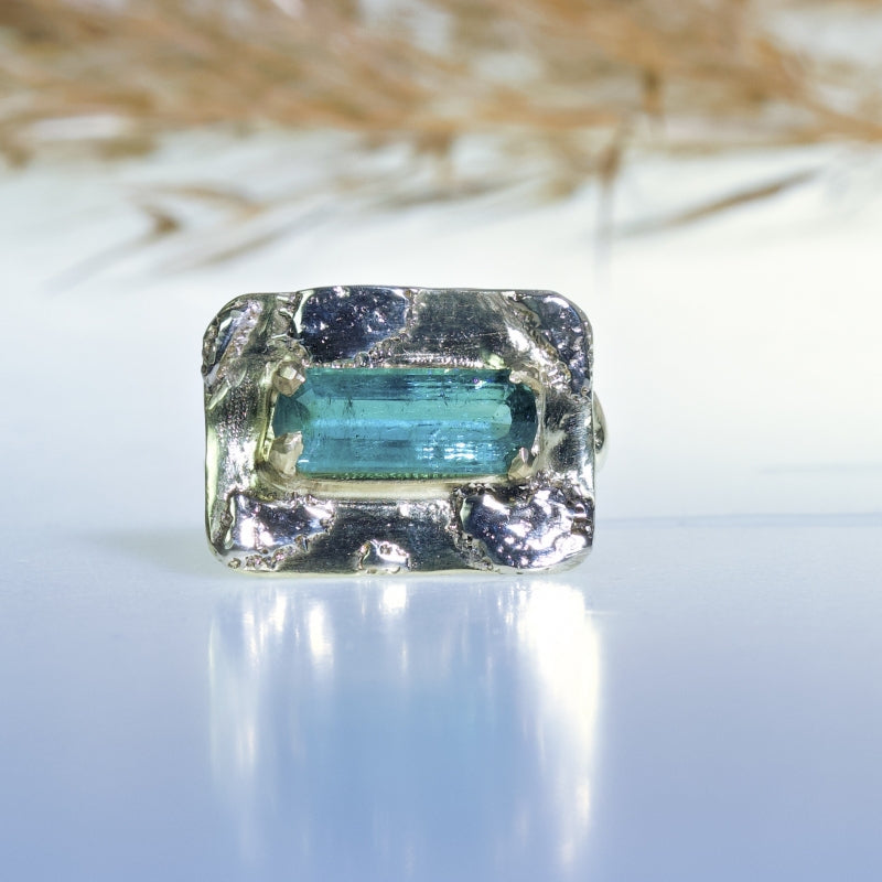 Gold ring with lagoon tourmaline