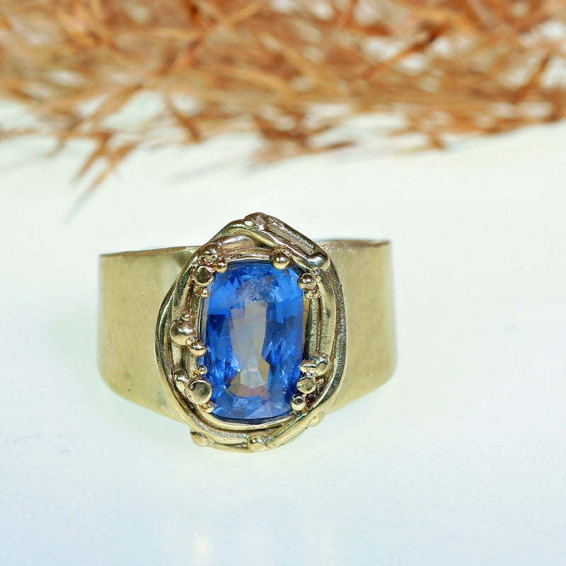 Gold ring with cornflower blue sapphire