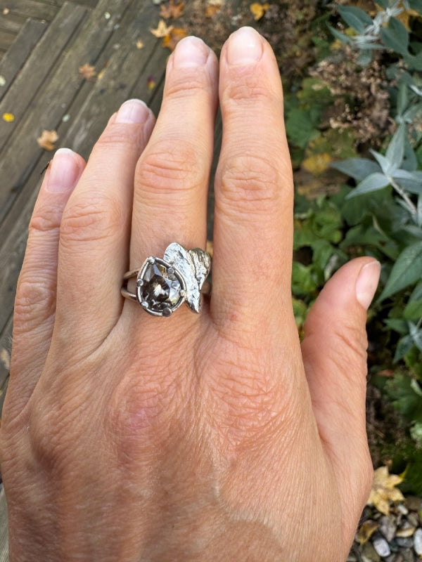 White gold ring with zircon and heart