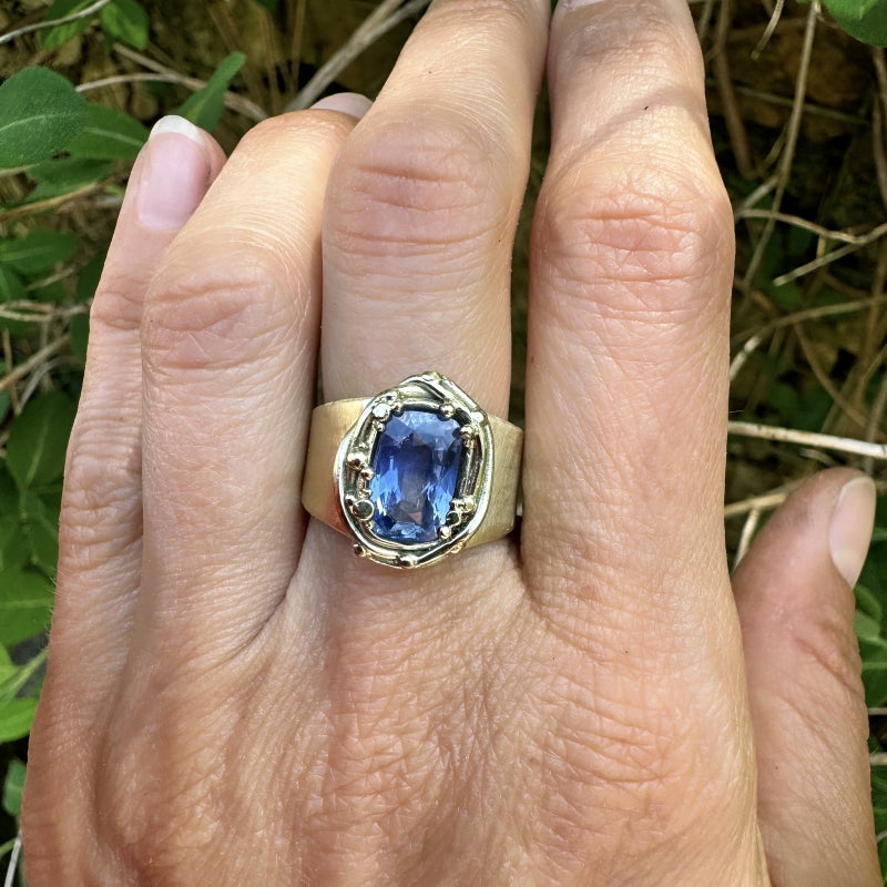 Gold ring with cornflower blue sapphire