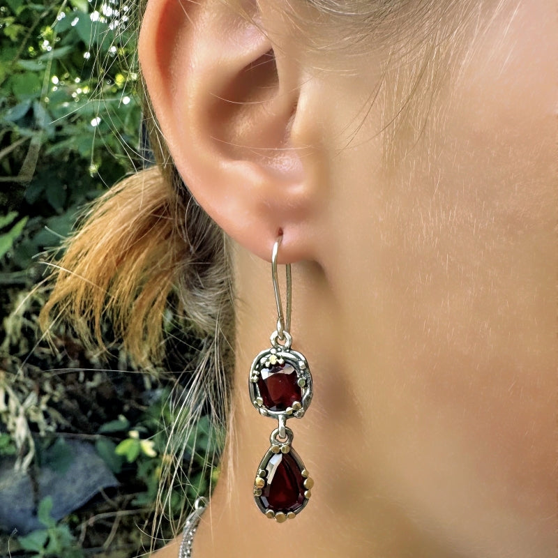 Hanging earrings with four garnets