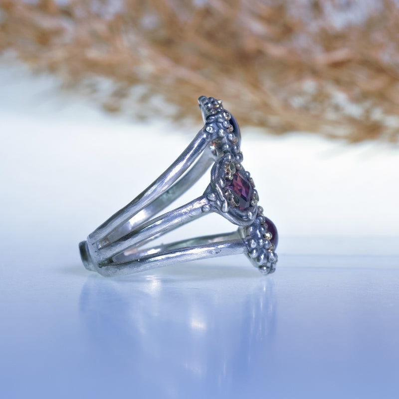 Ring with three garnets