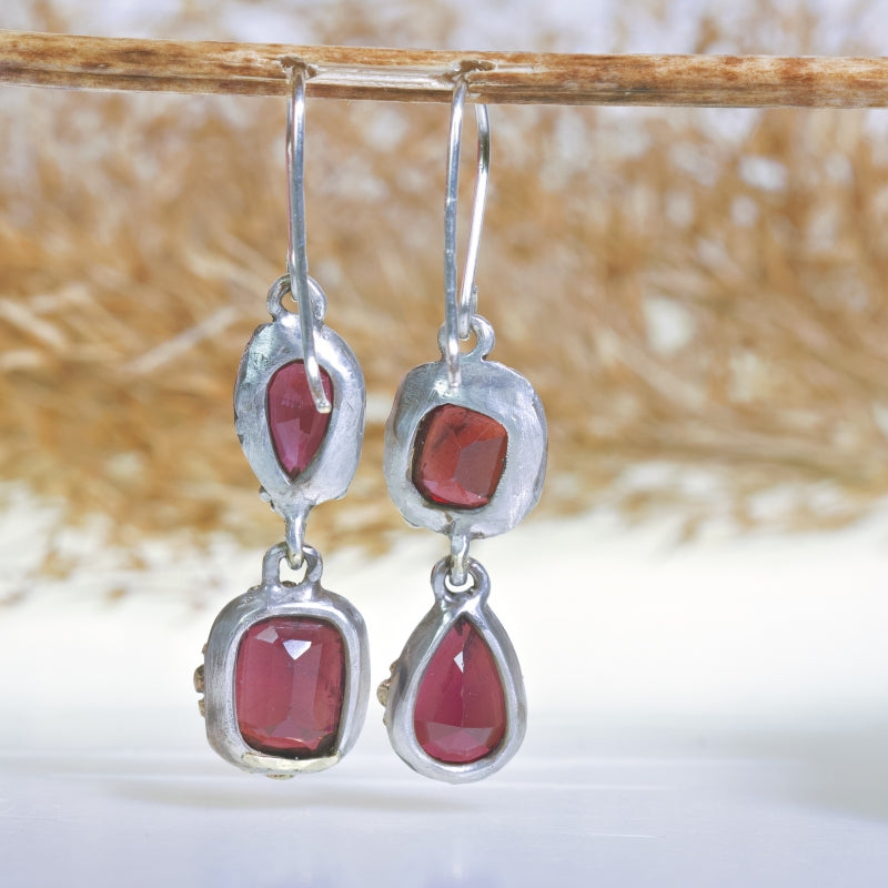 Hanging earrings with four garnets