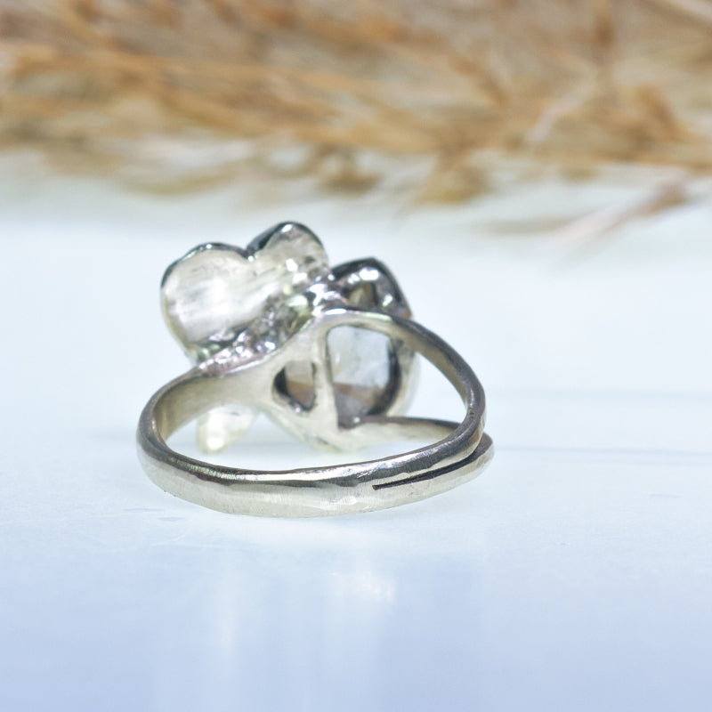 White gold ring with zircon and heart