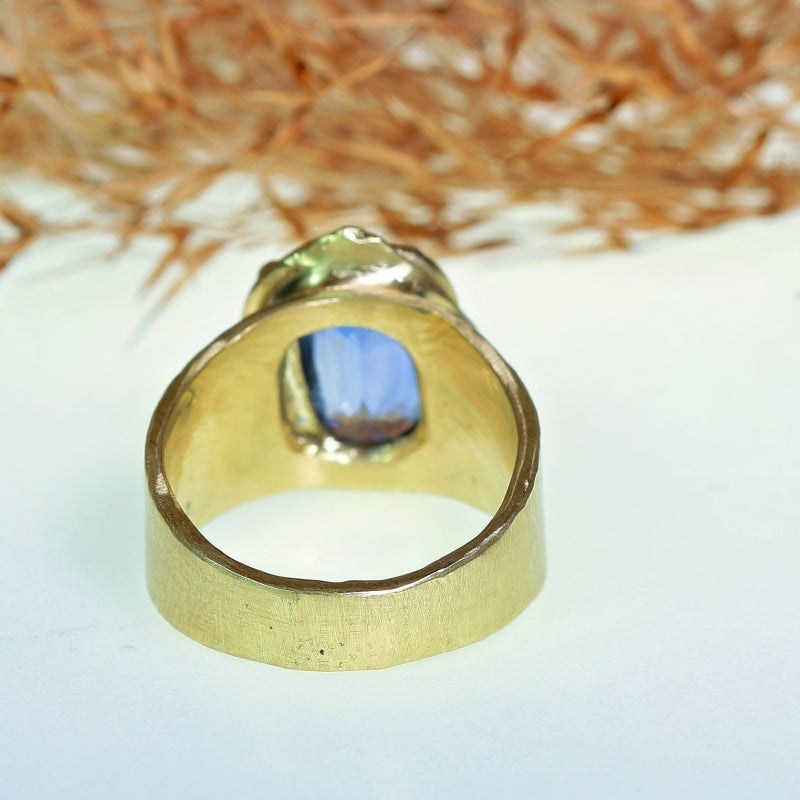 Gold ring with cornflower blue sapphire