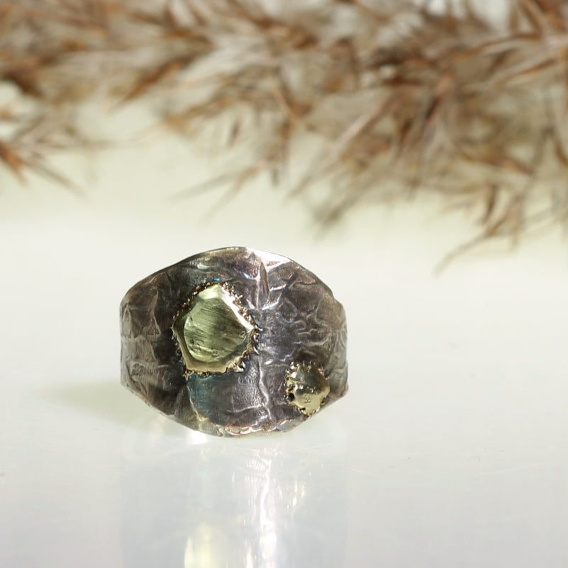 Ring with structured band a gold surfaces