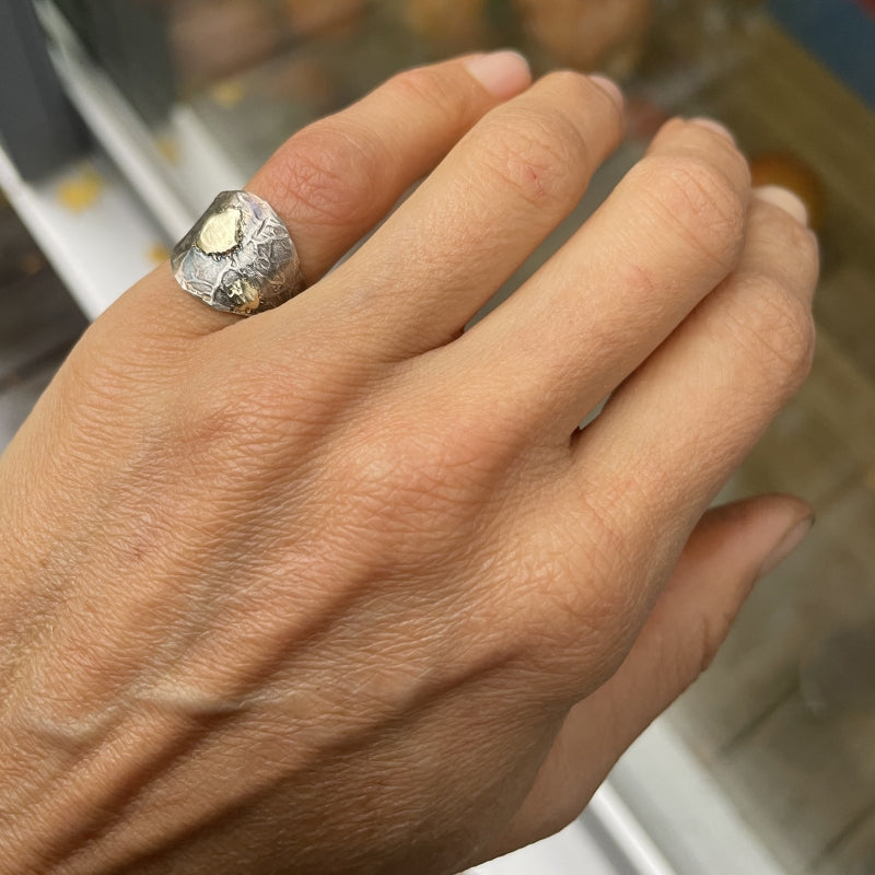 Ring with structured band a gold surfaces