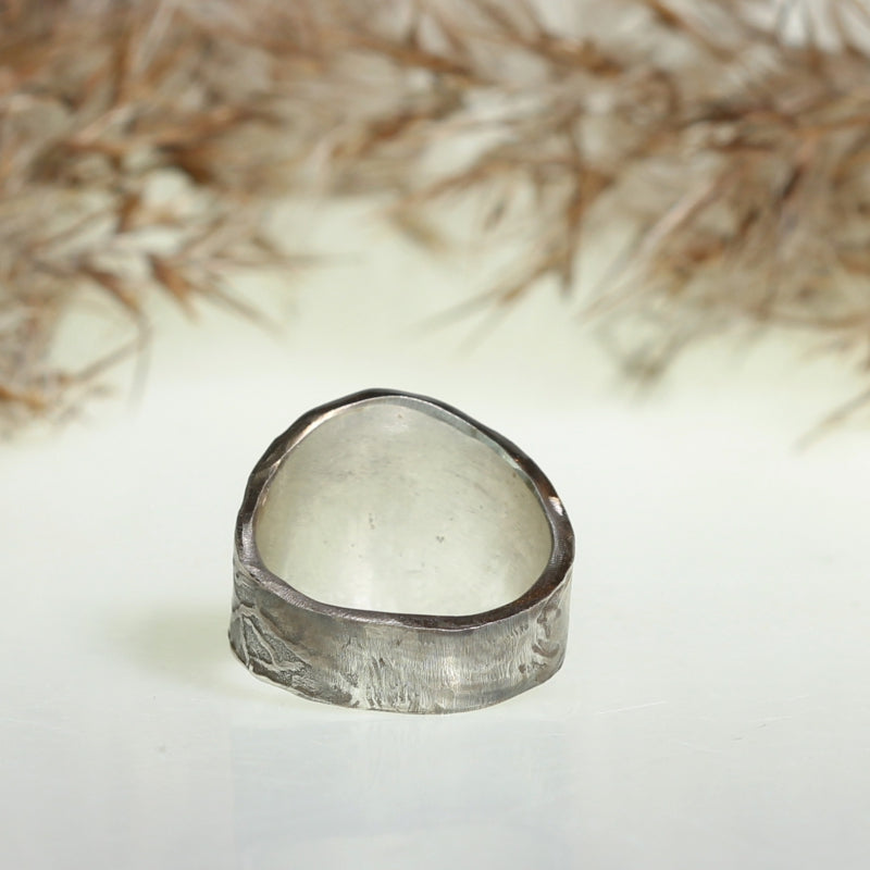 Ring with structured band a gold surfaces