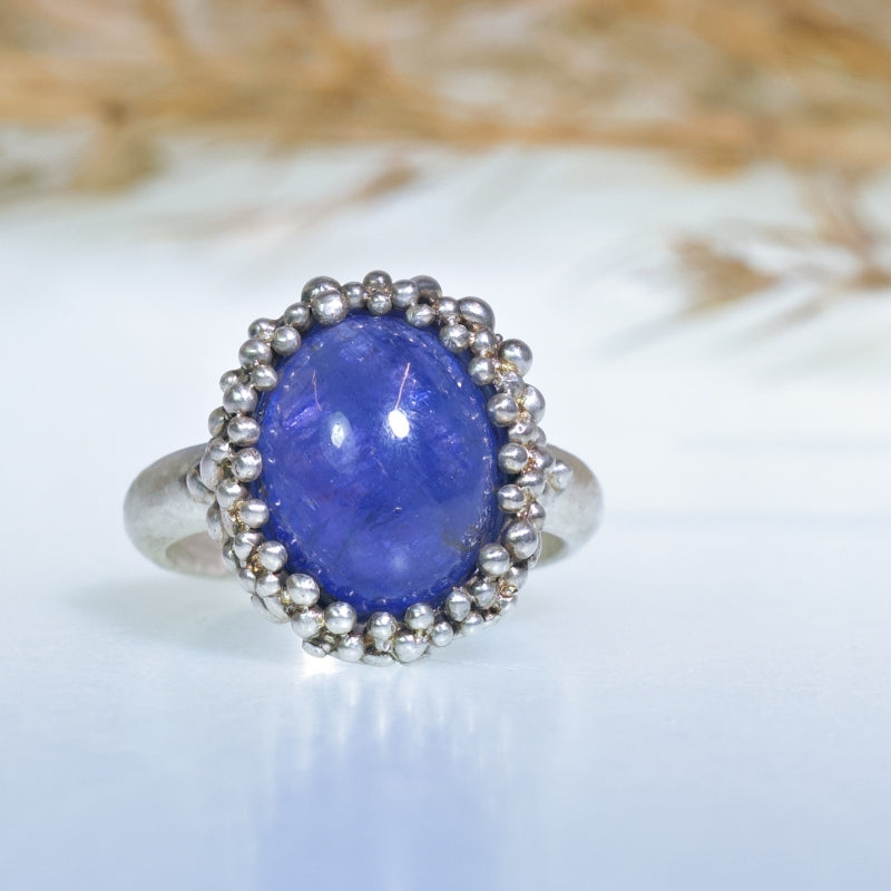 Ring with tanzanite and structure