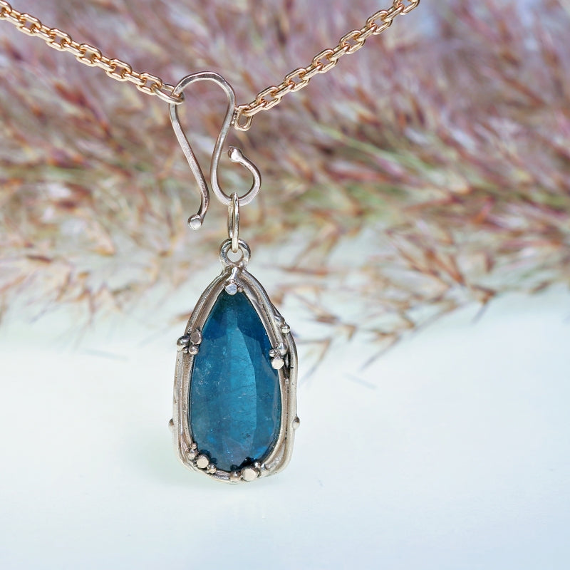 White gold pendant with tourmaline indigolite