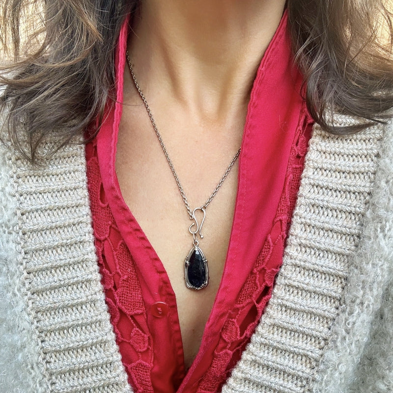 White gold pendant with tourmaline indigolite