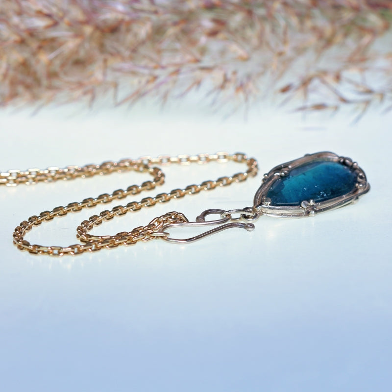 White gold pendant with tourmaline indigolite
