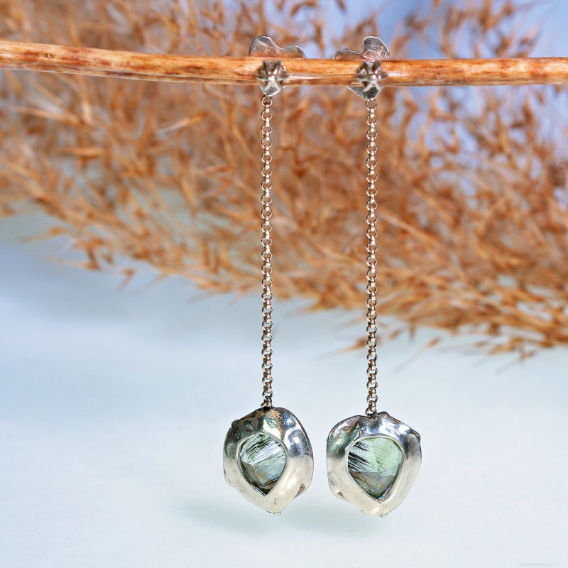 White gold long earrings with peridots