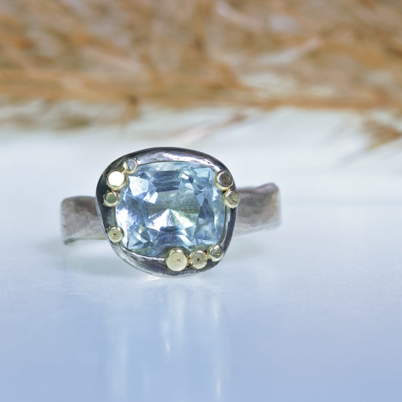 Ring with aquamarine and wavy band